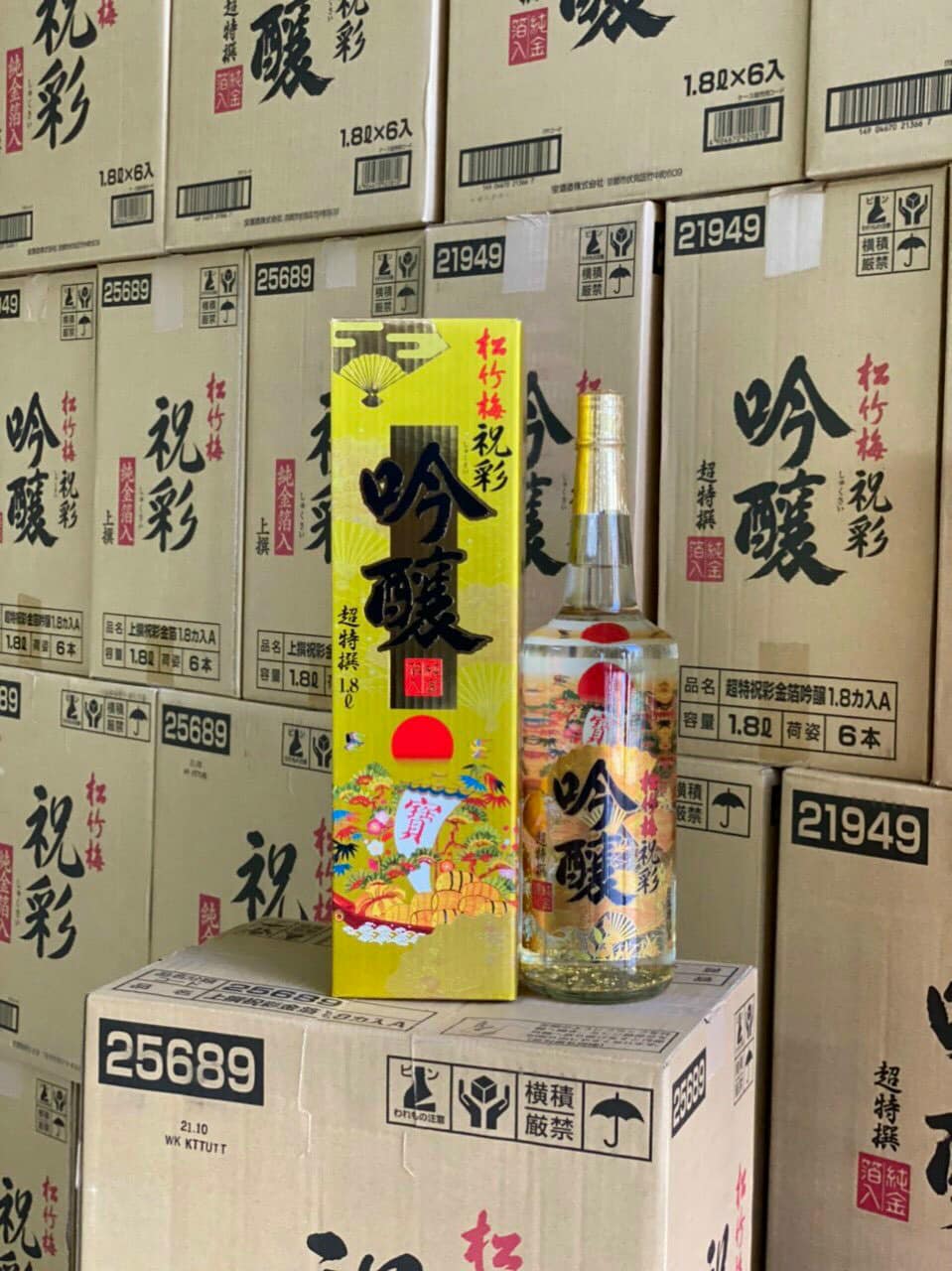 Rượu Sake vẩy vàng Takara Shozu 1.8 lít Nhật